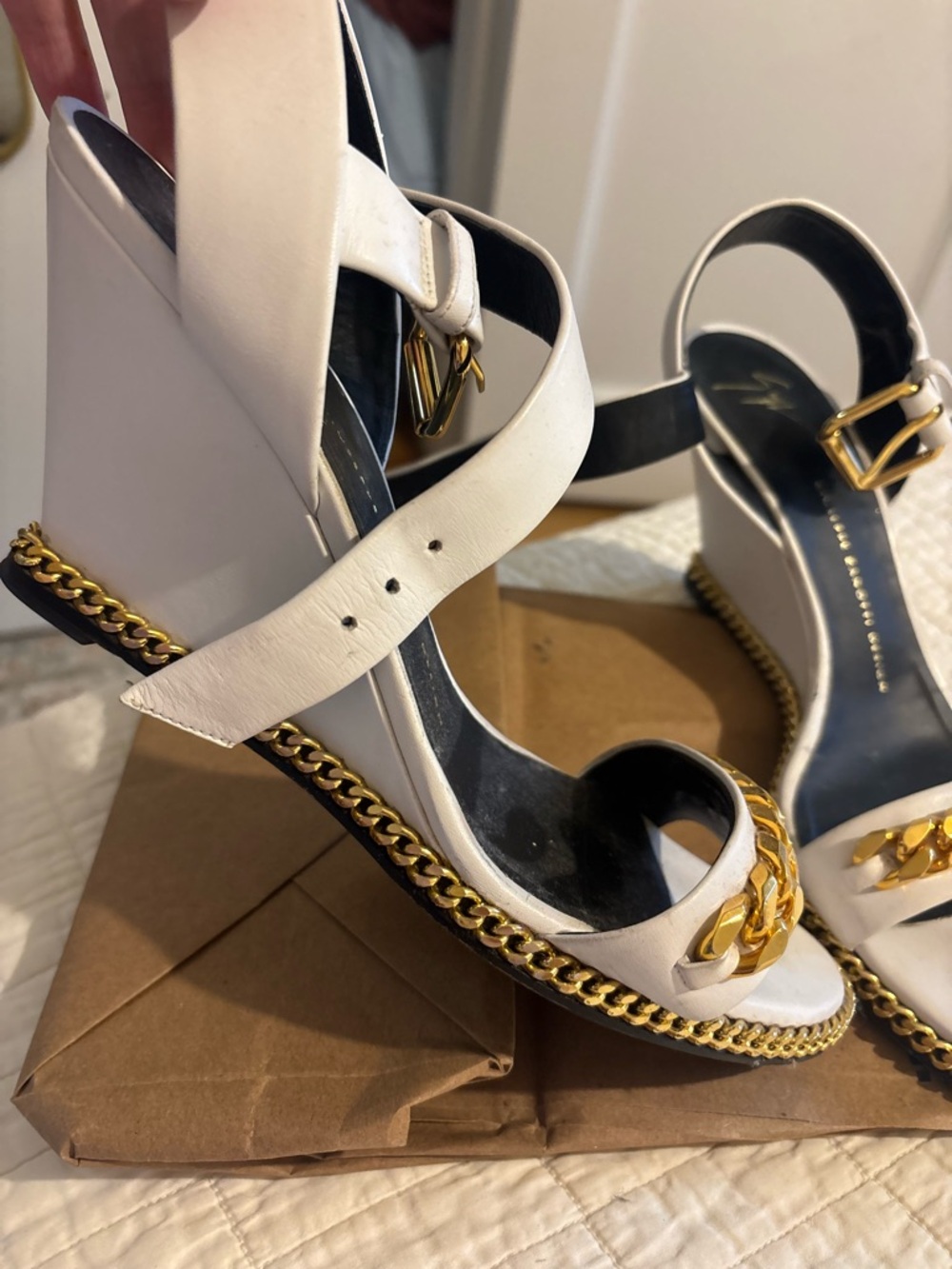 Giuseppe Zanotti White Leather Sandals with Gold Chain Trim - Picture 3 of 8